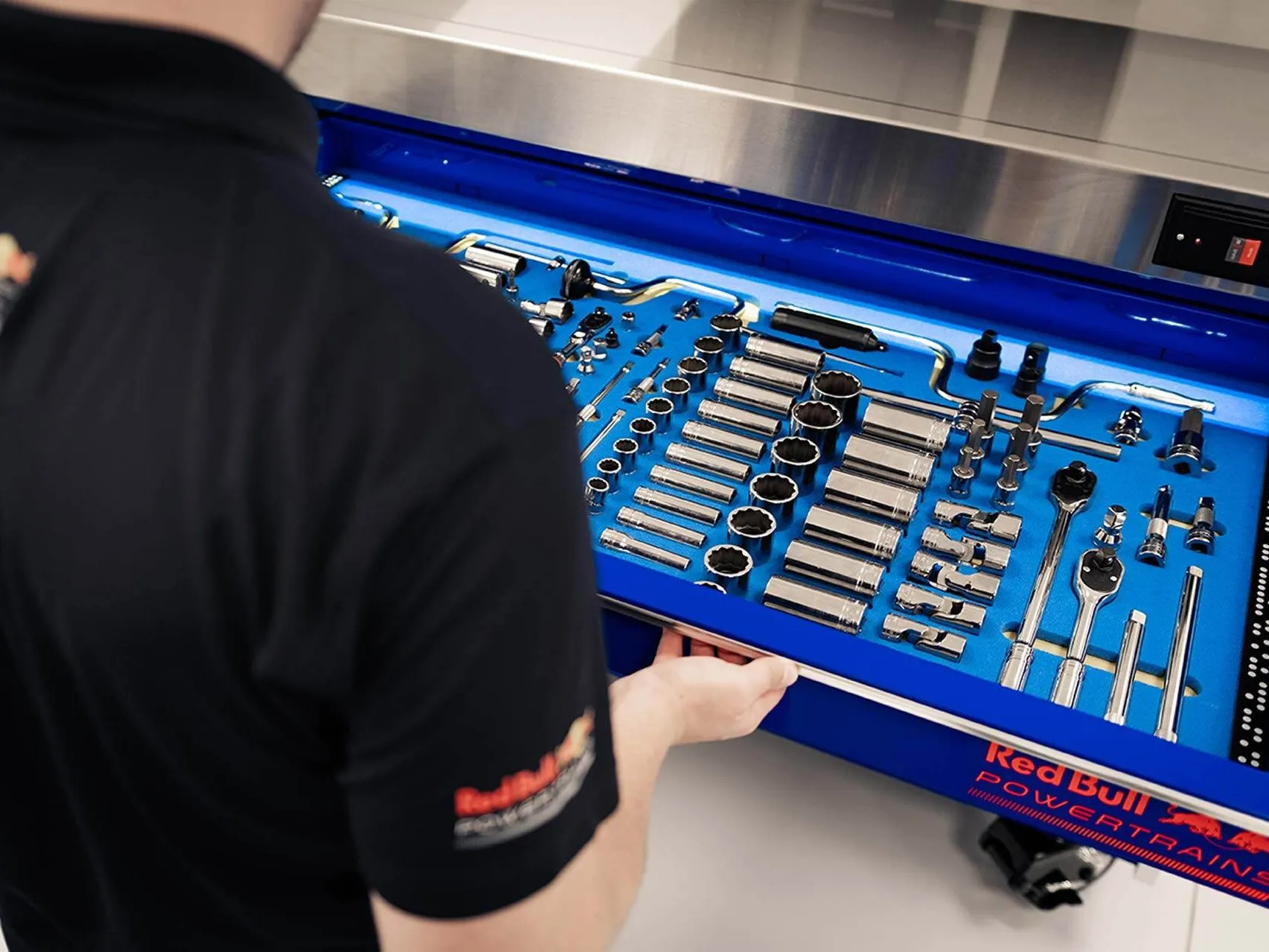 Snap-on to Provide Tools and Tool Control Solutions to Red Bull Powertrains’ New Hi-Tech U.K. Technology Campus 20 Snap-on to Provide Tools and Tool Control Solutions to Red Bull Powertrains’ New Hi-Tech U.K. Technology Campus